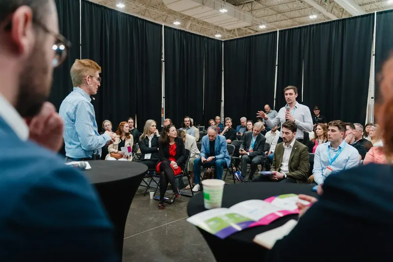 Une salle de gestionnaires manufacturiers lors d’un déjeuner-conférence de la MRI