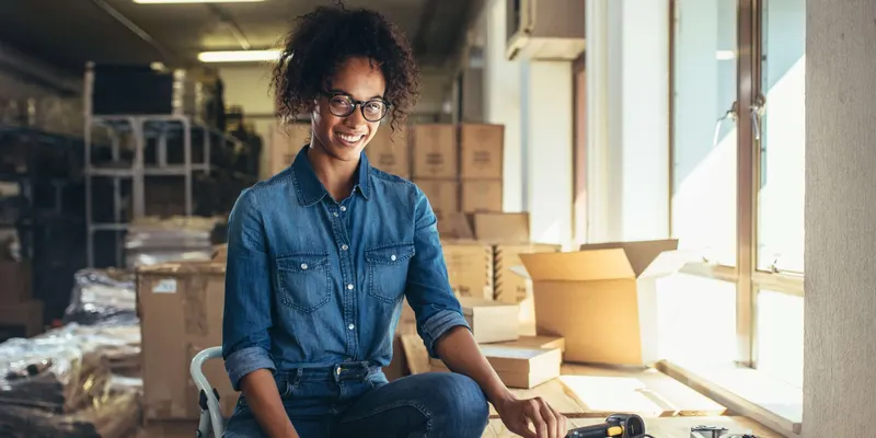 Une propriétaire de PME dans son entrepôt