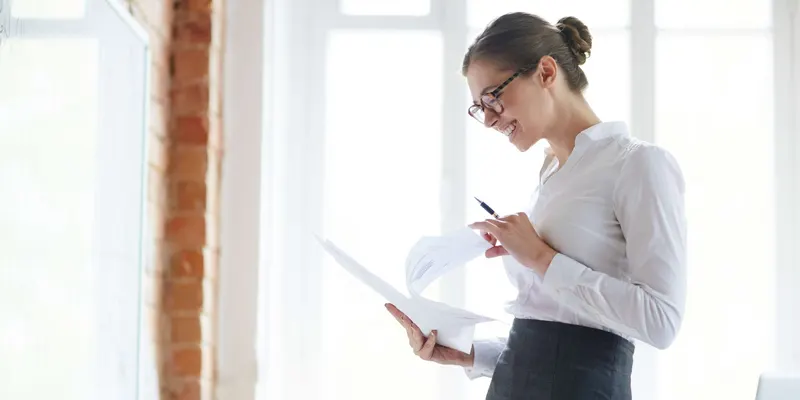 Une gestionnaire consulte des documents