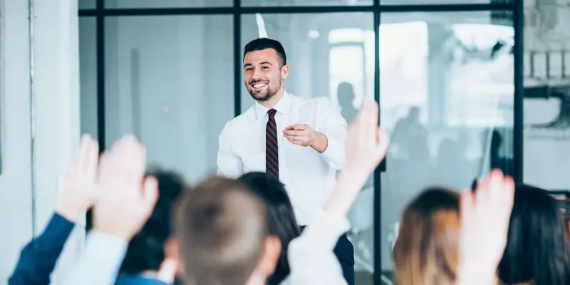 Des étudiants en formation dans une salle de classe