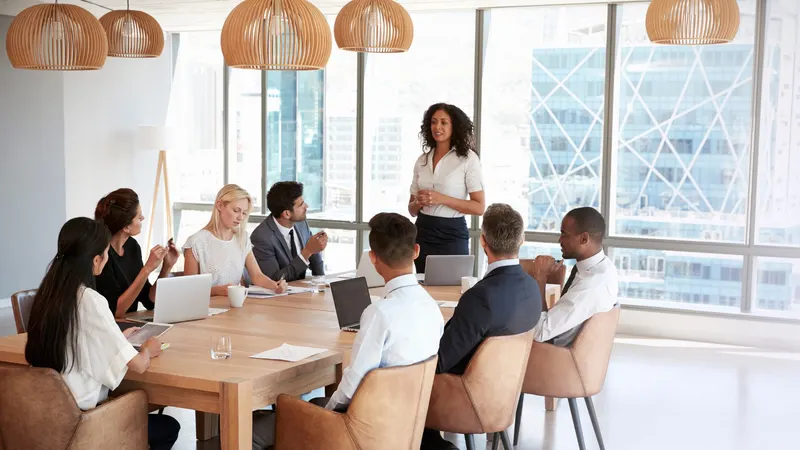 Une salle de réunion prête pour une formation