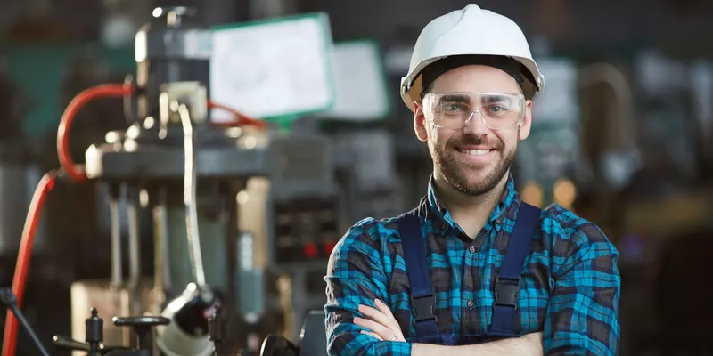 Un directeur de production en casque de sécurité dans une usine