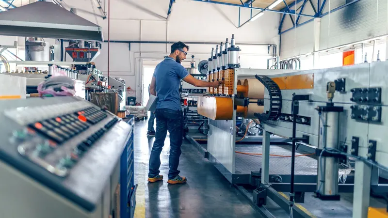 Une ligne de production dans une usine de l’Estrie