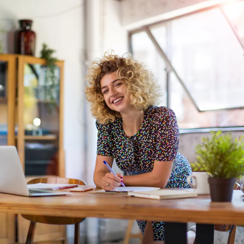Une professionnelle souriante à son bureau