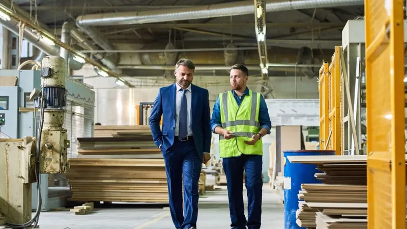 Deux gestionnaires consultent des documents dans une usine