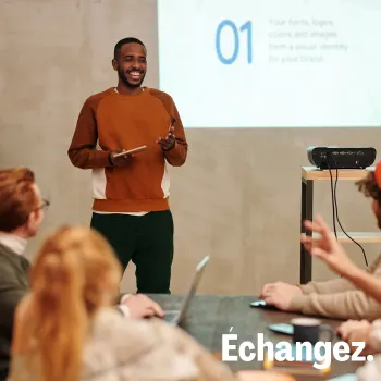 Un conférencier anime un échange avec la salle. Échangez.