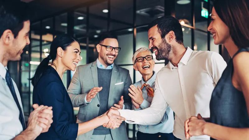 Des professionnels se serrent la main et applaudissent